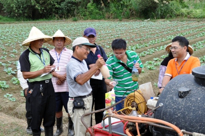 2_2.jpg Figure Organic vegetables trainees practice situations in the field